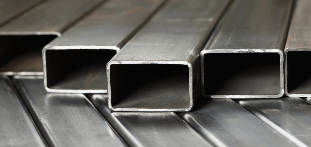 Tuberías de acero brillantes mostrando durabilidad y alta calidad en el proceso de fabricación de MMTubería.