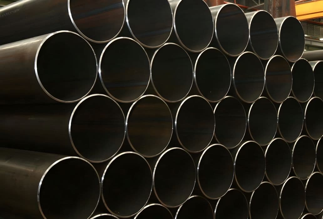 Columna de acero pulido en una estructura moderna, resaltando la alta calidad y durabilidad de los productos de MMTubería.