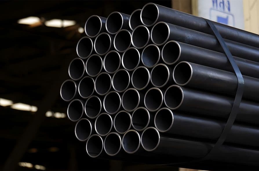 Ingeniero de MMTubería supervisando la instalación de tuberías de acero en un proyecto de construcción, garantizando alta calidad y durabilidad en el proceso.