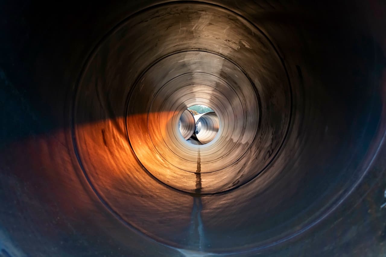 Tuberías de acero empaquetadas para envío, destacando la logística y el control de calidad de MMTubería.