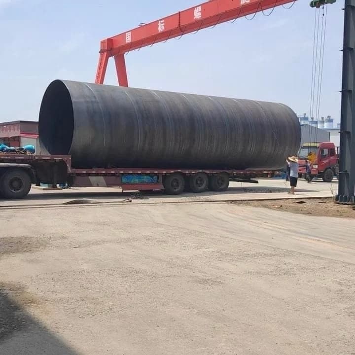 Transporte de tubería de gran diámetro en un camión especializado, mostrando la capacidad logística de MMTubería para manejar pedidos de gran envergadura