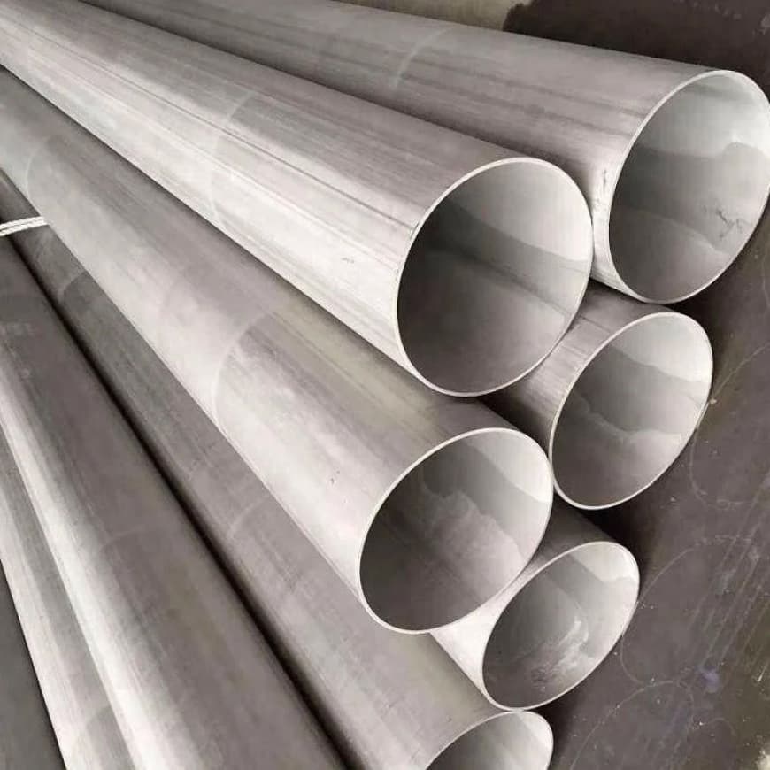 Tuberías de acero apiladas listas para su distribución, subrayando la capacidad de MMTubería para almacenar grandes cantidades de producto.