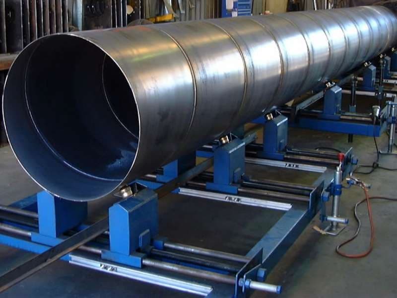 Tubería de acero en proceso de fabricación, destacando la tecnología avanzada utilizada por MMTubería en cada paso de la producción.