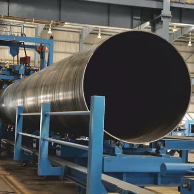 Tuberías de acero apiladas al aire libre, listas para su distribución, reflejando la eficiencia logística de MMTubería.