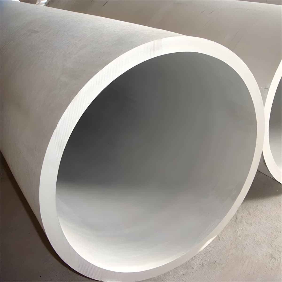 Vista panorámica de una ciudad moderna con edificios en construcción y carreteras llenas de tráfico, ilustrando la infraestructura urbana en expansión donde se utilizan tuberías de acero de alta calidad de MMTubería.