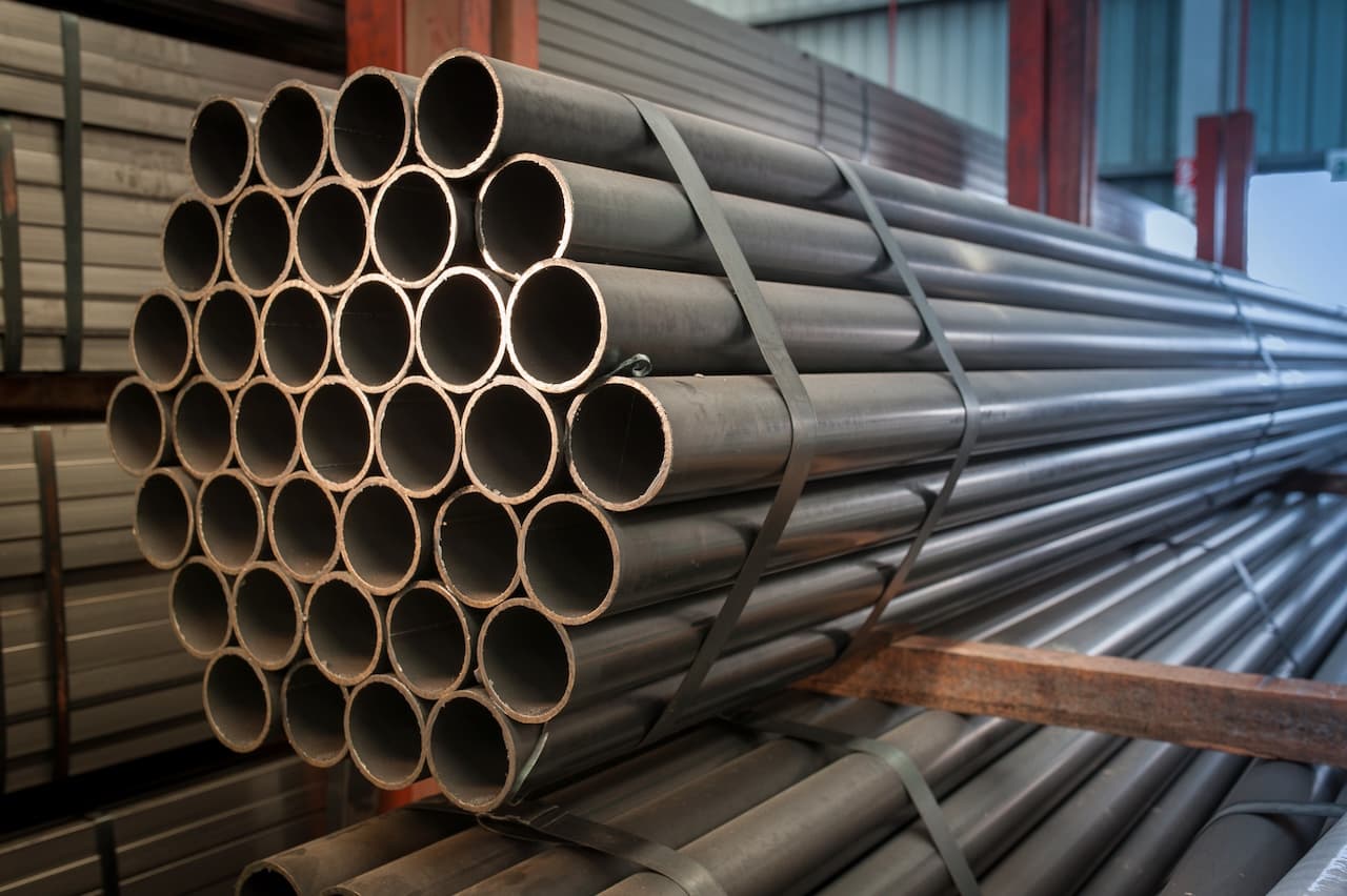 Vista nocturna de Monterrey con un rascacielos iluminado, simbolizando la demanda de soluciones como los Equipos de Aire Acondicionado Industriales en grandes edificios.