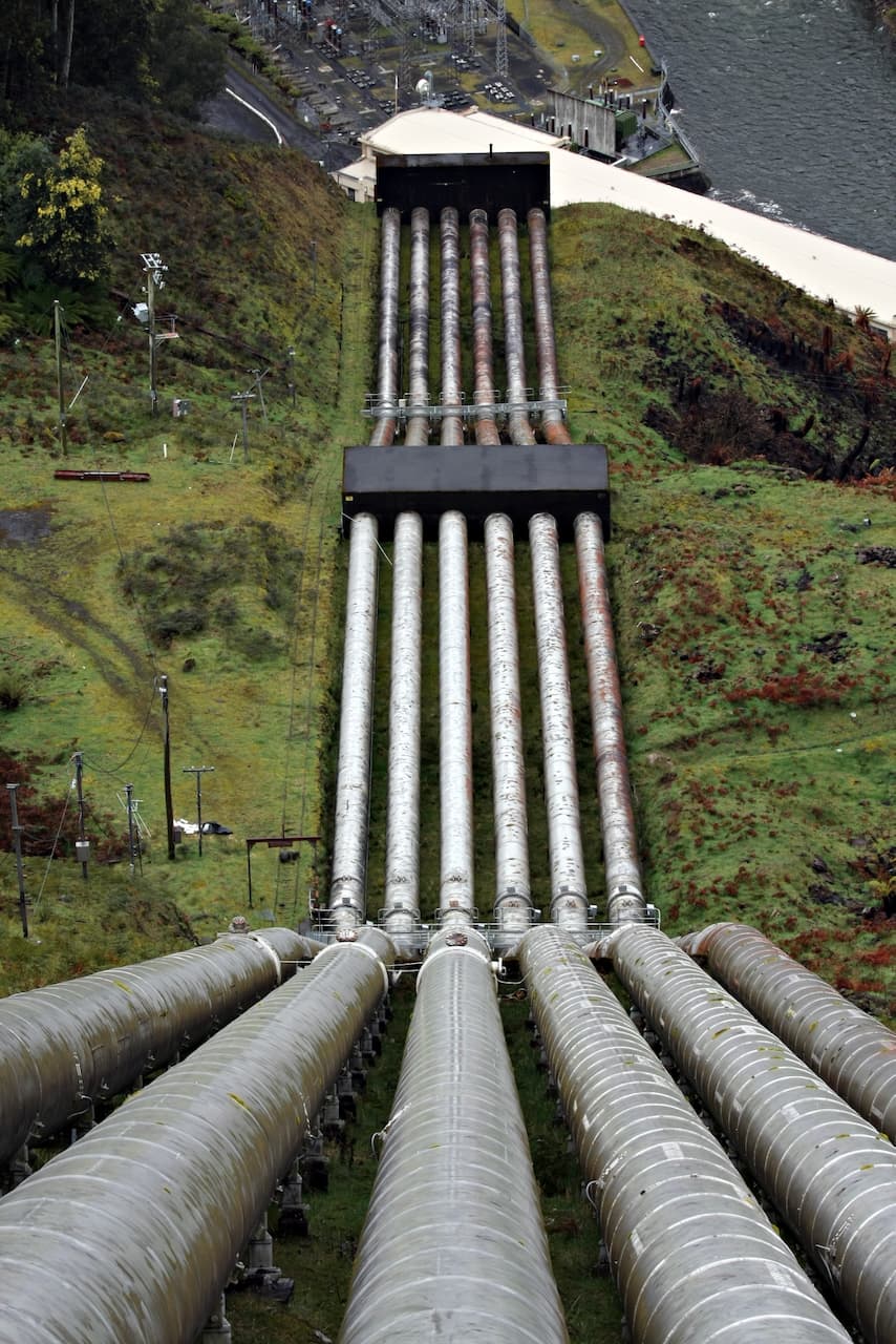 Conjunto de tuberías de acero instaladas en terreno montañoso, subrayando la resistencia y durabilidad de los productos de MMTubería para proyectos exigentes.