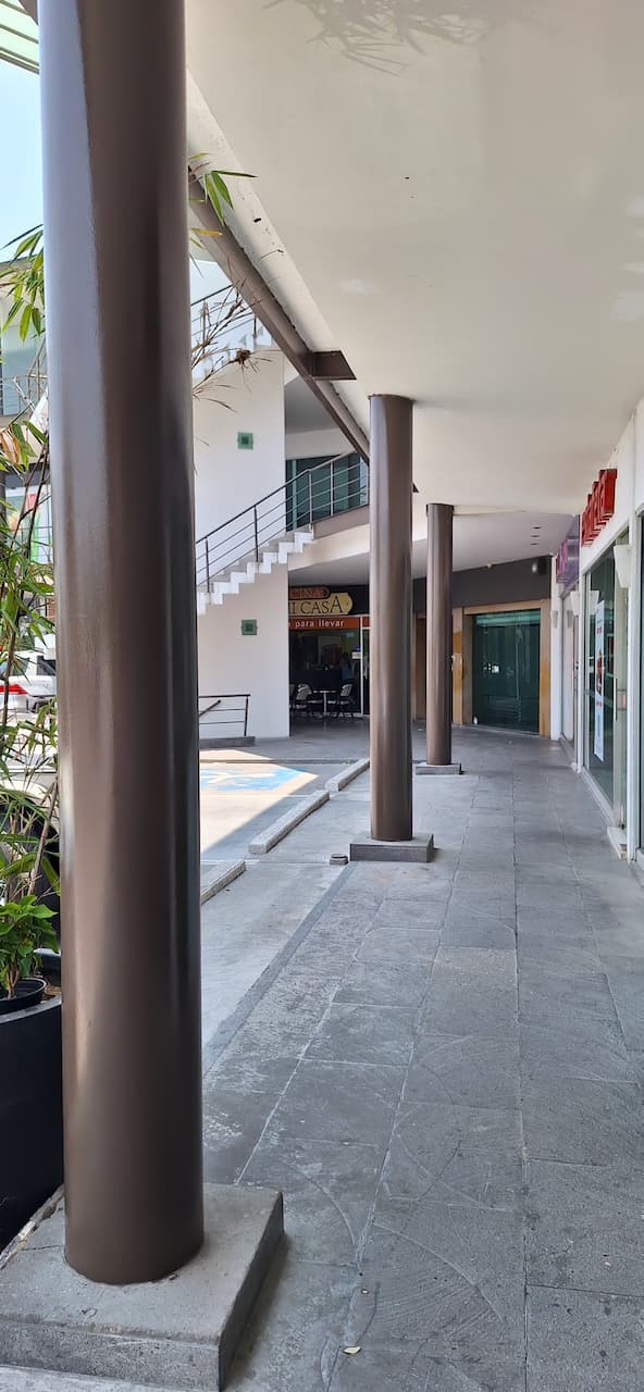 Vista de una entrada de local comercial, capturada desde una perspectiva lateral.