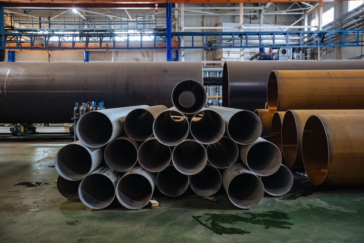 Conjunto de tuberías de acero almacenadas en la planta de MMTubería, mostrando el proceso de fabricación y logística para distribución nacional.