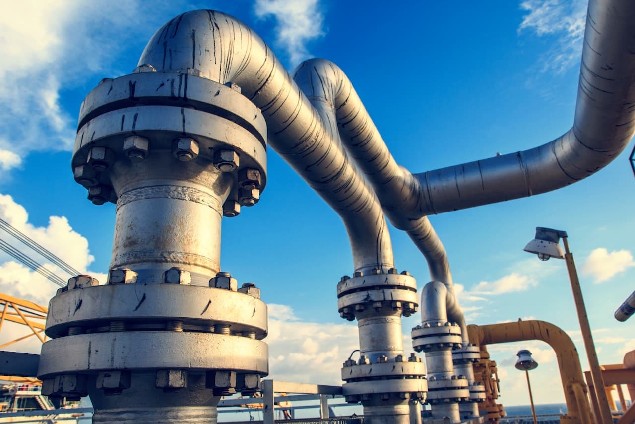 Tuberías de acero industrial con válvulas, destacando la precisión en el proceso de fabricación y la calidad de los productos de MMTubería.