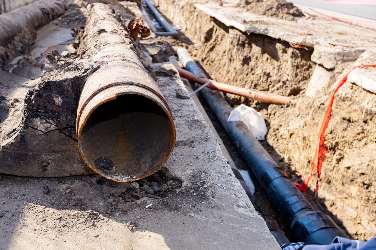Tubería de acero expuesta durante trabajos de reparación de carretera, ilustrando la durabilidad y la necesidad de mantenimiento mínimo de los productos de MMTubería.