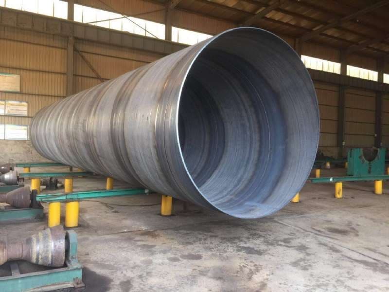 Tubería de acero helicoidal grande dentro de una fábrica, representando la fabricación de alta calidad de MMTubería para proyectos industriales en todo México.