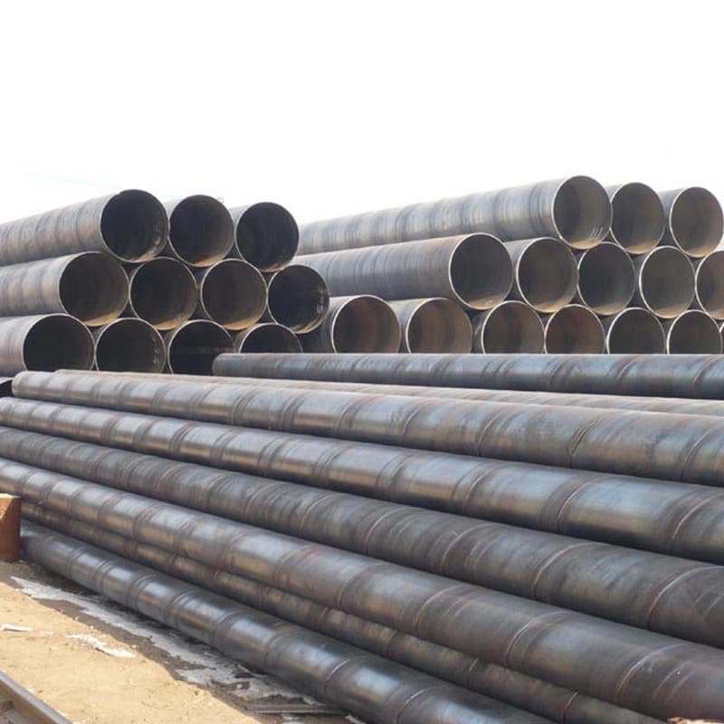 Pilas de tubos de acero en un almacén, evidenciando la capacidad de MMTubería para manejar grandes volúmenes de producción con estándares de alta calidad.