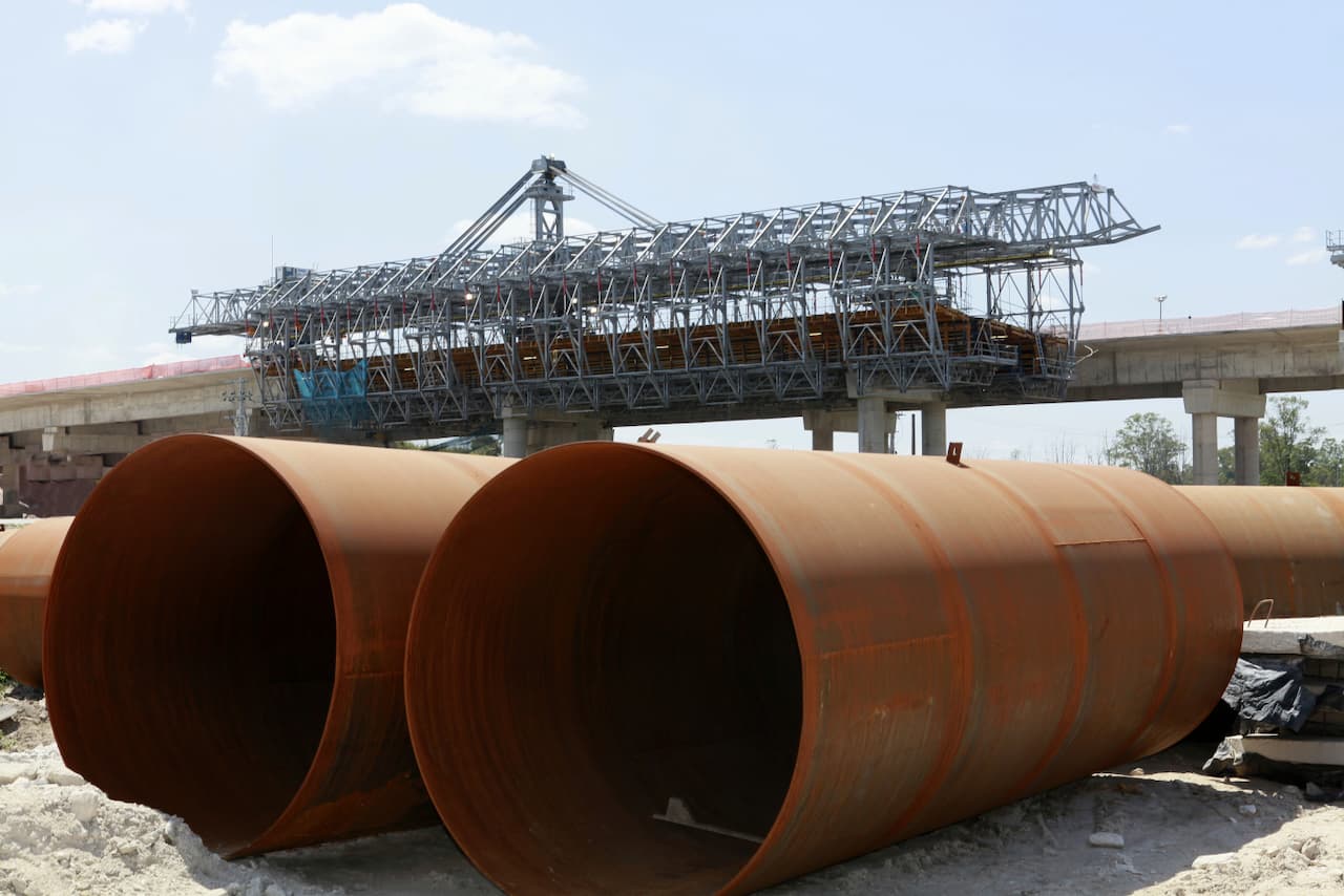 Grandes tuberías de transporte de agua montadas sobre una colina, enfatizando la capacidad de MMTubería para manejar proyectos de infraestructura a gran escala y su compromiso con la eficiencia logística.