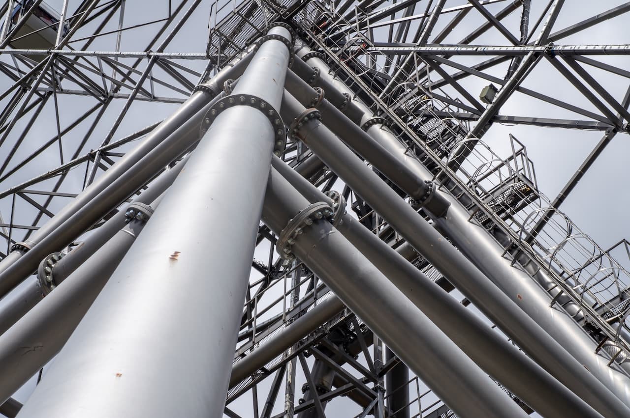 Vista nocturna de Monterrey con un rascacielos iluminado, simbolizando la demanda de soluciones como los Equipos de Aire Acondicionado Industriales en grandes edificios.
