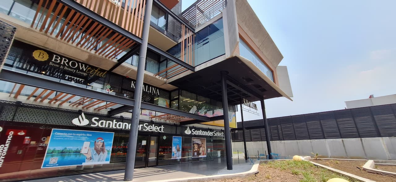 Fachada de un centro comercial con oficinas, subrayando la capacidad de MMTubería para suministrar tuberías de alta calidad en proyectos comerciales en todo México.