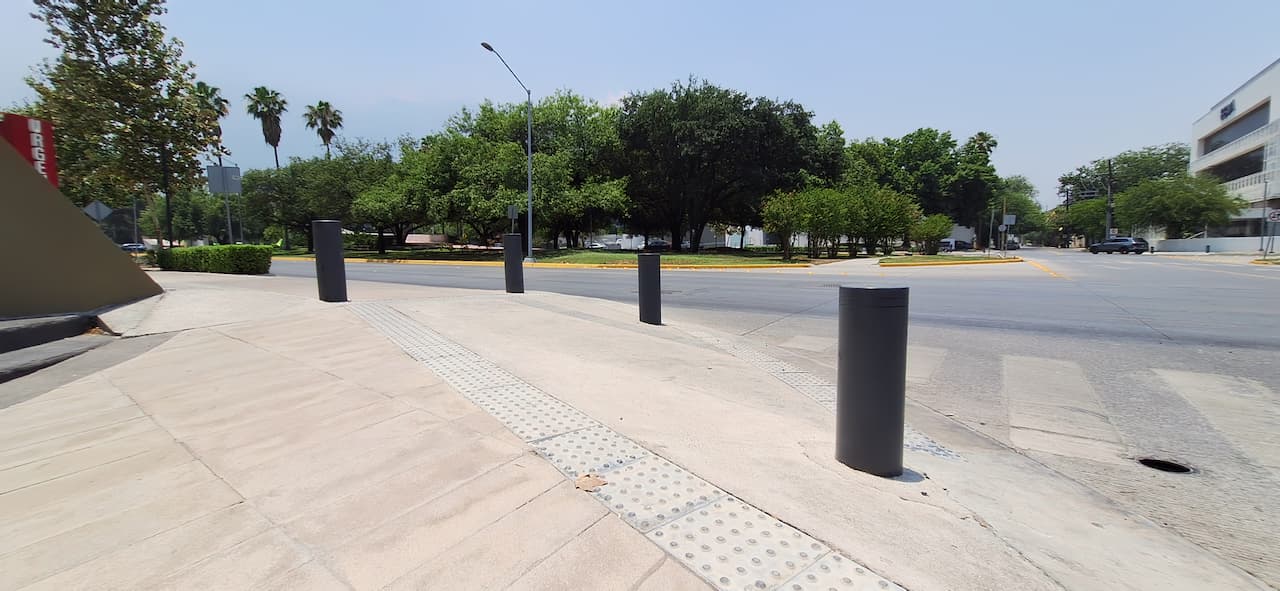 Bordes de calle con postes metálicos negros, destacando la resistencia de los productos de MMTubería aplicados en entornos urbanos y públicos.