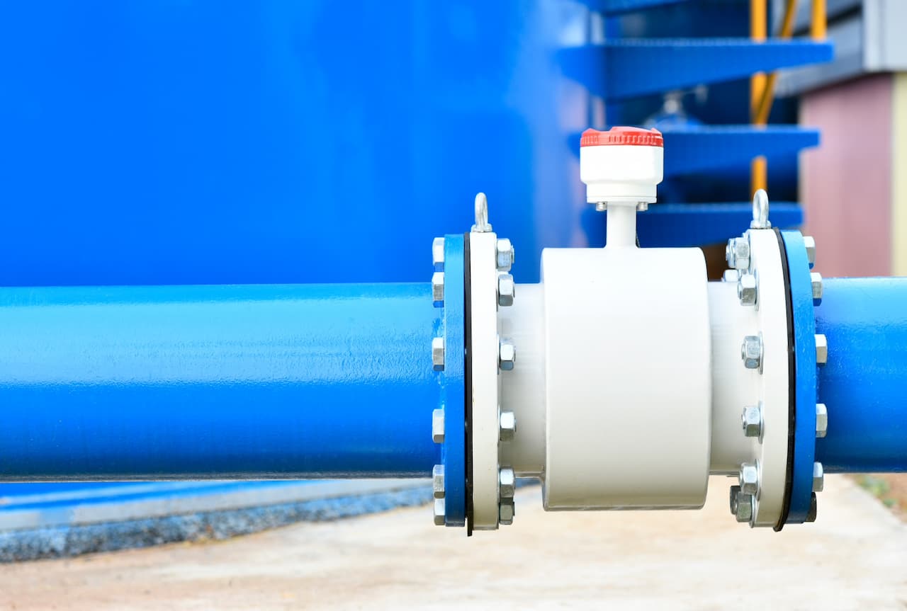 Conexión de tubería azul en una instalación industrial, reflejando el enfoque de MMTubería en ofrecer soluciones de alta calidad y durabilidad para aplicaciones especializadas.