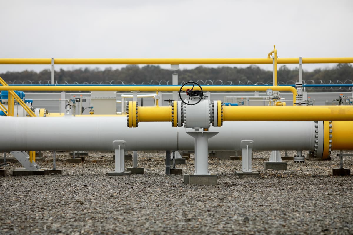 Instalaciones de tuberías industriales con conexiones visibles, ilustrando el enfoque de MMTubería en la durabilidad y el proceso de fabricación de tuberías de alta calidad para proyectos industriales.